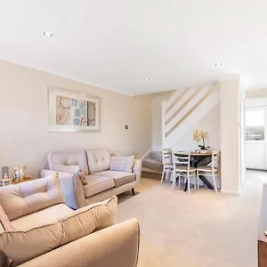 'the Cobbles' - Central, Stylish, Garden, Views Holiday home